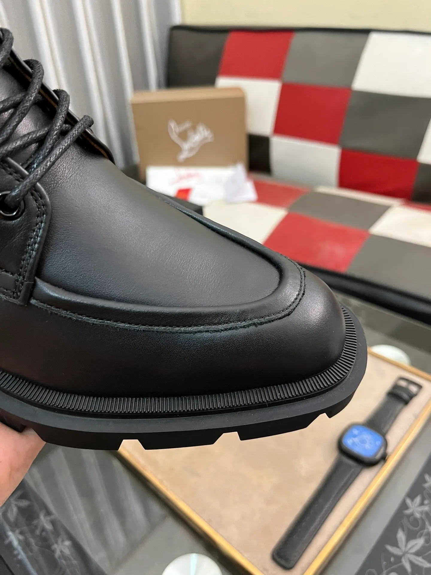 Men's shoes 💰880⌚️⌚️CL New formal leather shoes Christia* Loubouti* Red-soled shoes GREGGO men's Oxford shoes Made of imported cowhide/glossy patent leather/stitched contrasting high silk suede. Three-section toe design. Iconic red outsole, the ultimate personalized shoe. Original color cowhide lining. Original Italian leather outsole; fine workmanship brings you a luxurious experience. With its neat silhouette and straightforwardness, GREGGO men's Oxford shoes are Oxford shoes born for city roaming. The elegant lines and classic silhouette exude eternal charm. The black patent leather material is exquisite and eye-catching, adding a sense of luxury to the overall look. The slender toe design is full of elegance, and matched with closed shoelaces of the same color, the sophistication is invisible. The slim sole design provides the shoes with a light foot feel, elegant steps, and a refined and elegant look. Shows outstanding texture.  Standard leather shoe size: 38-44